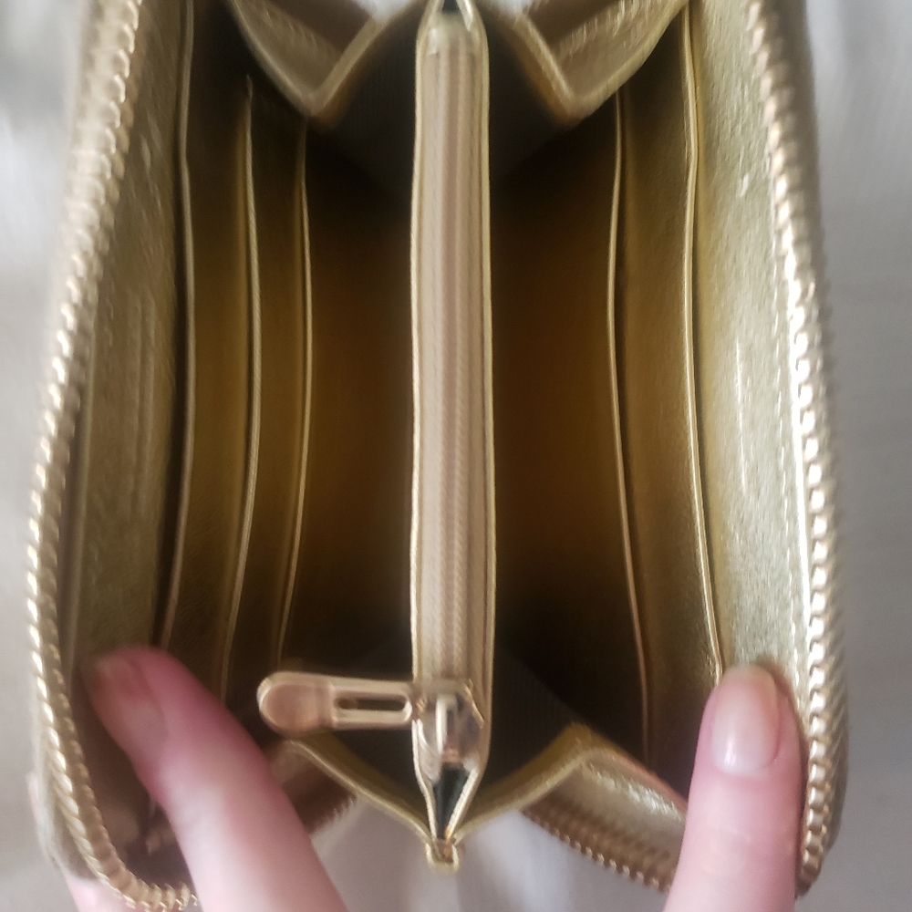 New, limited edition, Gold/Metalic Burberry Zip Wallet - Picture 8 of 8